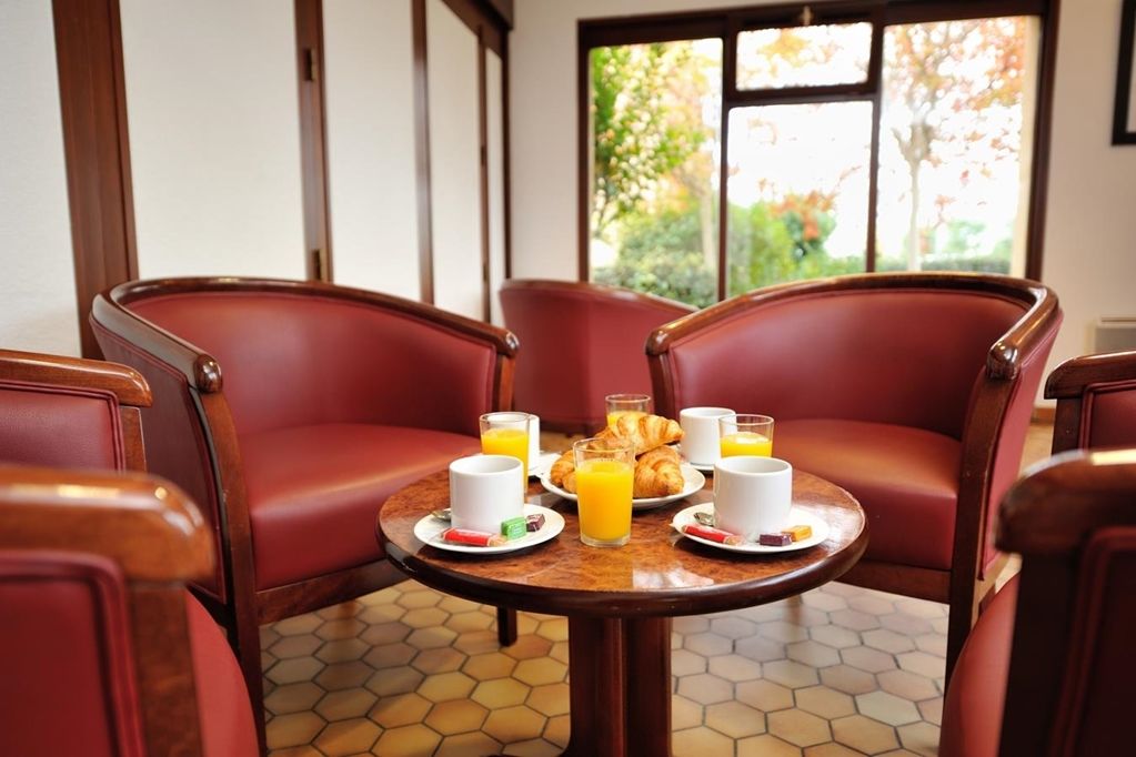 Campanile Saintes Hotel Restoran gambar