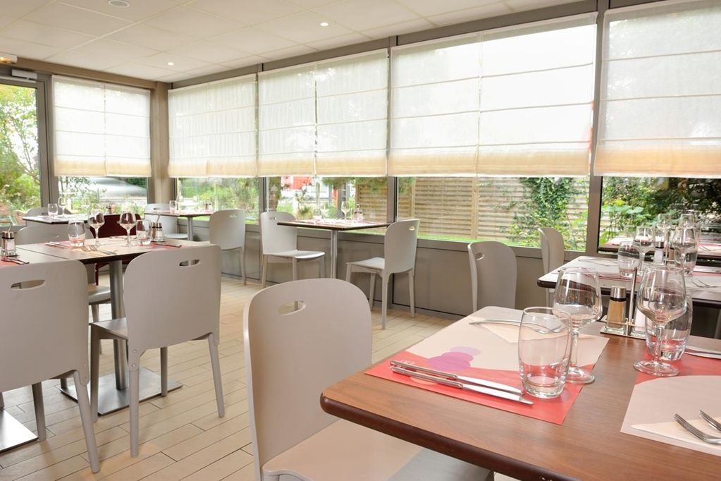 Campanile Saintes Hotel Restoran gambar