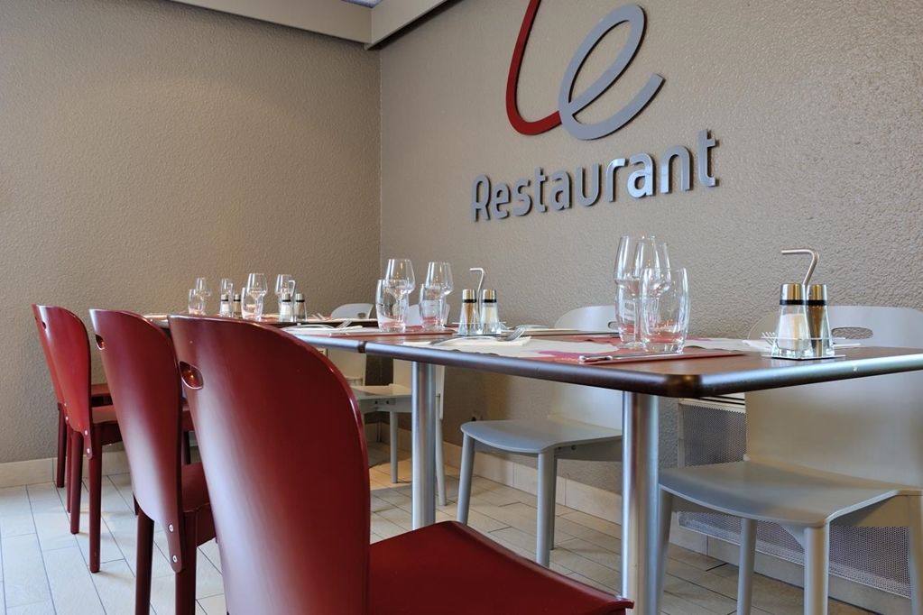 Campanile Saintes Hotel Restoran gambar